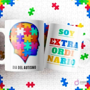 Dos tazas blancas con diseños de autismo sobre un fondo de piezas de puzzle. Una muestra un perfil humano hecho de puzzles y 'DÍA DEL AUTISMO', la otra dice 'SOY EXTRAORDINARIO'.