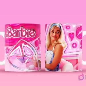 Taza sublimada con Barbie sentada en su coche rosa, y reverso con el logo 'Barbie' y detalles del coche