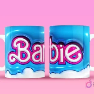 Taza sublimada con el logo 'Barbie' en estilo 3D flotante sobre fondo azul con nubes blancas