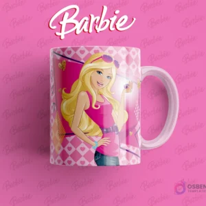 Taza sublimada con Barbie posando en un top rosa y jeans, con gafas de sol en la cabeza, fondo rosa y patrones de diamantes.