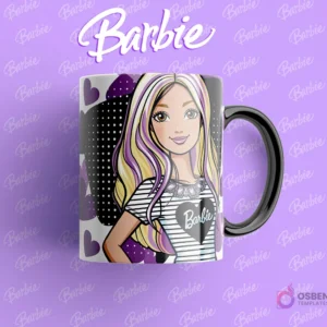 Taza con asa negra y diseño de amiga de Barbie con cabello morado y rubio, con un top a rayas y collar de corazón, fondo oscuro con corazones.