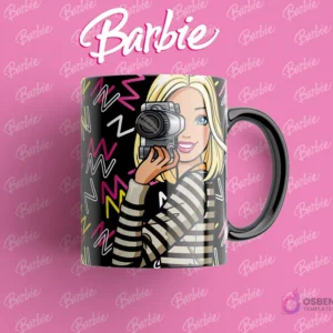 Taza con asa negra y diseño de Barbie fotógrafa, con una cámara retro y fondo de patrones geométricos en blanco y negro.