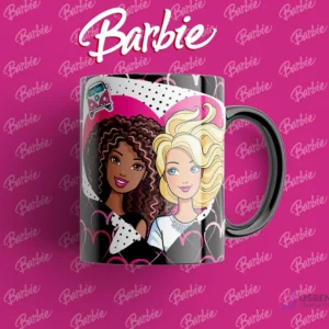 Taza con asa negra y diseño de Barbie y su amiga de cabello oscuro, sobre un fondo de corazones blancos y negros.