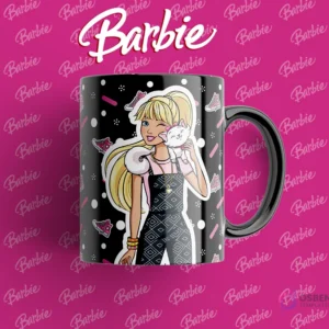 Taza con asa negra y diseño de Barbie con coletas, sujetando un gatito blanco, con un vestido a cuadros, fondo negro con patrones de zapatillas rosas.