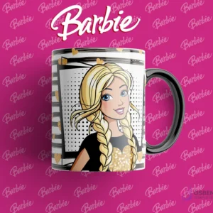 Taza con asa negra y diseño de Barbie rubia con trenzas y destellos dorados, sonriendo, fondo blanco y negro con corazones dorados.