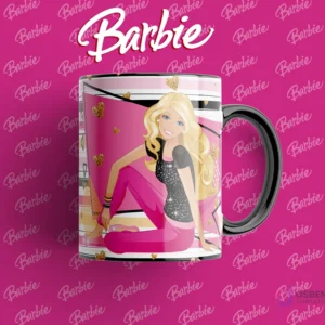 Taza con asa negra y diseño de Barbie sentada, con un top brillante y pantalones rosas, fondo con patrones de corazones dorados y ropa.