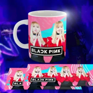 Taza blanca con diseño de Black Pink: Dos imágenes de Lisa sonriendo con atuendo rojo, logo 'BLACK PINK' en negro, fondo ondulado rosa.