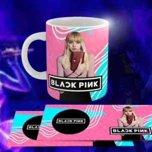 Taza blanca con diseño de Black Pink: Lisa con cartera roja, logo 'BLACK PINK' en círculo negro, fondo geométrico rosa y azul claro.