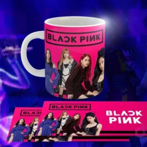 Taza blanca con diseño de Black Pink: Las cuatro miembros de Black Pink posando, logo 'BLACK PINK' en blanco, fondo rosa sólido brillante.