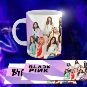 Taza blanca con diseño de Black Pink: Grupo completo de las cuatro miembros posando, logo 'BLACK PINK' en blanco, fondo geométrico blanco y morado.