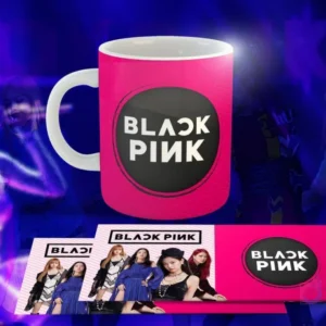 Taza blanca con diseño de Black Pink: Logo 'BLACK PINK' en círculo negro sobre fondo rosa vibrante.