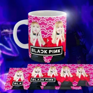 Taza blanca con diseño de Black Pink: Dos imágenes de Lisa sonriendo con atuendo rojo, logo 'BLACK PINK' en negro, fondo rosa con patrón geométrico.
