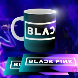 Taza negra con diseño de Black Pink: Banda horizontal con logo 'BLACK PINK' en blanco sobre degradado teal y morado.