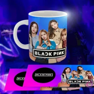 Taza blanca con diseño de Black Pink: Las cuatro miembros (Jisoo, Rosé, Lisa, Jennie) posando, logo 'BLACK PINK' en blanco, fondo degradado azul.