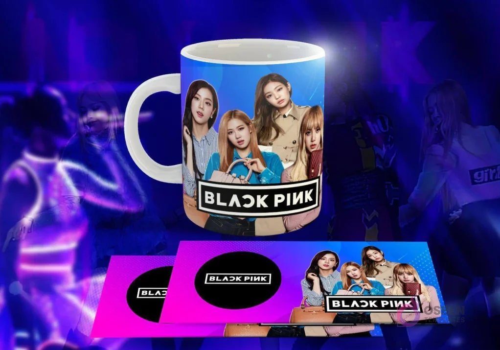 Taza blanca con diseño de Black Pink: Las cuatro miembros (Jisoo, Rosé, Lisa, Jennie) posando, logo 'BLACK PINK' en blanco, fondo degradado azul. Taza blanca con diseño de Black Pink: Las cuatro miembros (Jisoo, Rosé, Lisa, Jennie) posando, logo 'BLACK PINK' en blanco, fondo degradado azul.