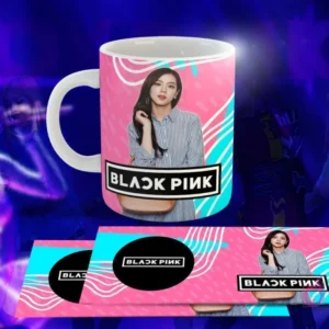 Taza blanca con diseño de Black Pink: Jisoo posando con camisa de rayas, logo 'BLACK PINK' en círculo negro, fondo geométrico rosa y azul claro.
