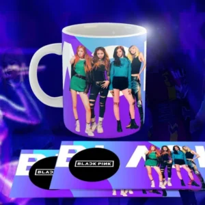 Taza blanca con diseño de Black Pink: Las cuatro miembros con atuendos verdes, negros y azules, logo 'BLACK PINK' en círculo negro, fondo degradado morado y azul.