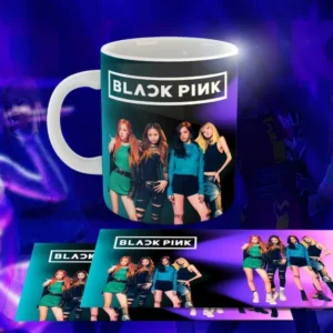 Taza negra con diseño de Black Pink: Las cuatro miembros con atuendos verdes, negros y azules, logo 'BLACK PINK' en banda blanca, fondo degradado morado y azul.