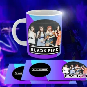 Taza blanca con diseño de Black Pink: Las cuatro miembros con vestidos coloridos, logo 'BLACK PINK' en círculo negro, fondo morado y azul con ondas.