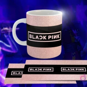 Taza de cerámica rosa brillante con diseño de Black Pink: Banda horizontal negra con logo 'BLACK PINK' en blanco.