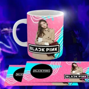 Taza blanca con diseño de Black Pink: Jennie con abrigo beige, logo 'BLACK PINK' en círculo negro, fondo geométrico rosa y azul claro.