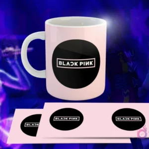 Taza blanca con diseño de Black Pink: Logo 'BLACK PINK' en círculo negro sobre fondo rosa pastel.