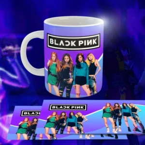 Taza blanca con diseño de Black Pink: Las cuatro miembros con atuendos verdes, negros y azules, logo 'BLACK PINK' en blanco, fondo degradado morado y azul.