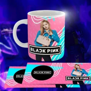 Taza blanca con diseño de Black Pink: Rosé con bolso azul, logo 'BLACK PINK' en círculo negro, fondo geométrico rosa y azul claro.