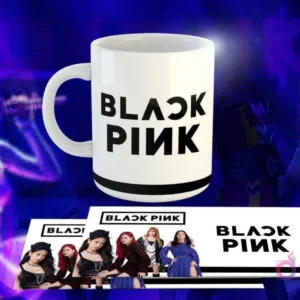 Taza blanca con diseño de Black Pink: Logo 'BLACK PINK' en negro, una franja negra en la base.