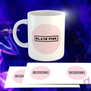Taza blanca con diseño de Black Pink: Logo 'BLACK PINK' en círculo negro sobre fondo rosa pastel.