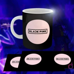 Taza negra con diseño de Black Pink: Logo 'BLACK PINK' en círculo negro sobre fondo rosa pastel.
