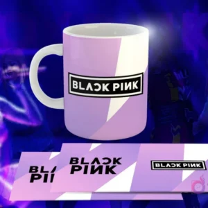 Taza blanca con diseño de Black Pink: Logo 'BLACK PINK' en blanco, fondo geométrico morado y blanco.