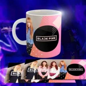 Taza blanca con diseño de Black Pink: Las cuatro miembros posando, logo 'BLACK PINK' en círculo negro, fondo rosa con puntos y formas abstractas.
