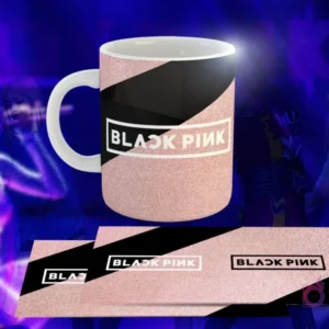 Taza de cerámica rosa brillante con diseño de Black Pink: Banda diagonal negra con logo 'BLACK PINK' en blanco.