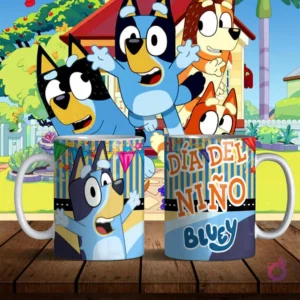 Mug mockup con Bluey, la perrita azul, saludando y texto 'Día del Niño Bluey' sobre un fondo rayado. El fondo animado es la casa de los Heeler.