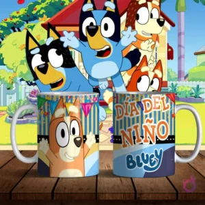 Mug mockup con Bingo, la perrita naranja de Bluey, saludando y texto 'Día del Niño Bluey' sobre un fondo rayado. El fondo es el jardín de la casa de Bluey.
