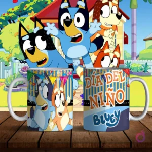 Mug mockup con Bluey y Bingo sonriendo juntas, y texto 'Día del Niño Bluey' sobre un fondo rayado. El fondo animado muestra la casa de Bluey.