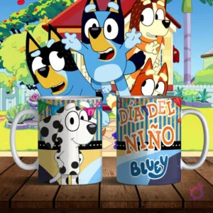 Mug mockup con un personaje canino de Bluey similar a un dálmata sonriendo, y texto 'Día del Niño Bluey' sobre un fondo rayado. El fondo es el hogar de los Heeler.