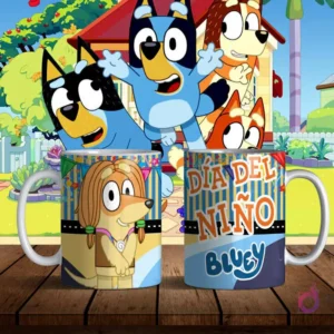 Mug mockup con un personaje canino de Bluey con trenzas sonriendo, y texto 'Día del Niño Bluey' sobre un fondo rayado. El fondo animado es el jardín de la familia Heeler.