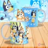 Dos tazas sublimadas con diseños de la familia Bluey: una con Bluey, Bingo, Bandit y Chilli en grupo sobre fondo verde claro con huesos y otra con Bluey corriendo sobre fondo azul claro con huellas de perro.