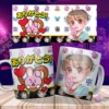 Dos tazas blancas sublimadas con diseño de Cooky (BTS) y Jungkook chibi, sobre una mesa de madera con fondo de ciudad nocturna y los diseños planos flotando arriba. El diseño de Cooky incluye el texto japonés 'ありがとう!'.