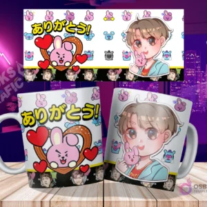 Dos tazas blancas sublimadas con diseño de Cooky (BTS) y Jungkook chibi, sobre una mesa de madera con fondo de ciudad nocturna y los diseños planos flotando arriba. El diseño de Cooky incluye el texto japonés 'ありがとう!'.