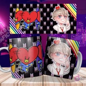 Dos tazas blancas sublimadas con diseño de Tata (BTS) y V chibi, sobre una mesa de madera con fondo de ciudad nocturna y los diseños planos flotando arriba. El fondo de la taza es negro con logos de BTS.