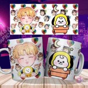 Dos tazas blancas sublimadas con diseño de Chimmy (BTS) y Jimin chibi, sobre una mesa de madera con fondo de ciudad nocturna y los diseños planos flotando arriba. El fondo de la taza presenta corazones y logos de BTS.