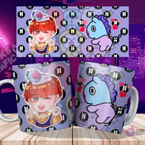 Dos tazas blancas sublimadas con diseño de Mang (BTS) y J-Hope chibi, sobre una mesa de madera con fondo de ciudad nocturna y los diseños planos flotando arriba. El fondo de la taza es morado con logos de BTS.