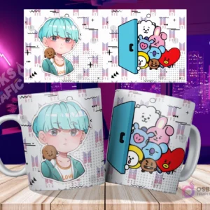 Dos tazas blancas sublimadas con diseño de Shooky (BTS) y Suga chibi, y un diseño grupal de personajes BT21 asomándose de una puerta, sobre una mesa de madera con fondo de ciudad nocturna y los diseños planos flotando arriba.