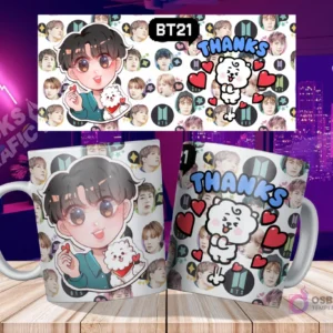 Dos tazas blancas sublimadas con diseño de RJ (BTS) y Jin chibi, con el texto 'THANKS', sobre una mesa de madera con fondo de ciudad nocturna y los diseños planos flotando arriba.