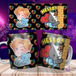 Dos tazas negras sublimadas con diseño de Koya (BTS) y RM chibi, y un diseño de Tata, Koya y Shooky asomándose de una pared con el texto 'HELLO!', sobre una mesa de madera con fondo de ciudad nocturna y los diseños planos flotando arriba.