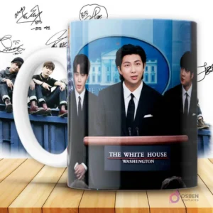 Taza con diseño de RM de BTS hablando en el podio de la Casa Blanca, con otros miembros del grupo detrás, simulando un evento oficial.