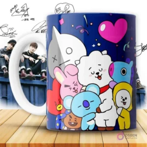 Taza con diseño vibrante de los personajes BT21 (Tata, Chimmy, Cooky, RJ, Koya, Shooky, Mang) con un corazón rosa en la parte superior, sobre un fondo azul oscuro.